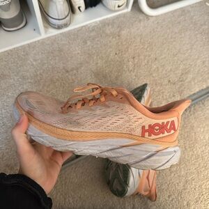 Hoka.. i believe these are the clifton 8s 
Size 8